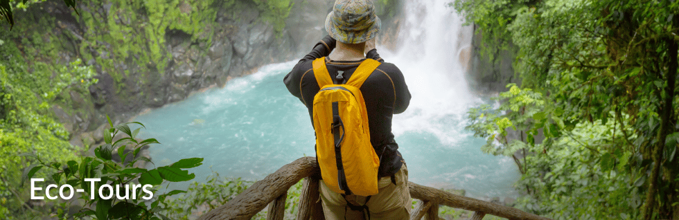 Excursionista frente a una cascada en la selva