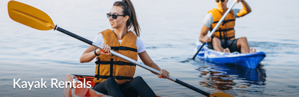 Dos personas remando en kayak
