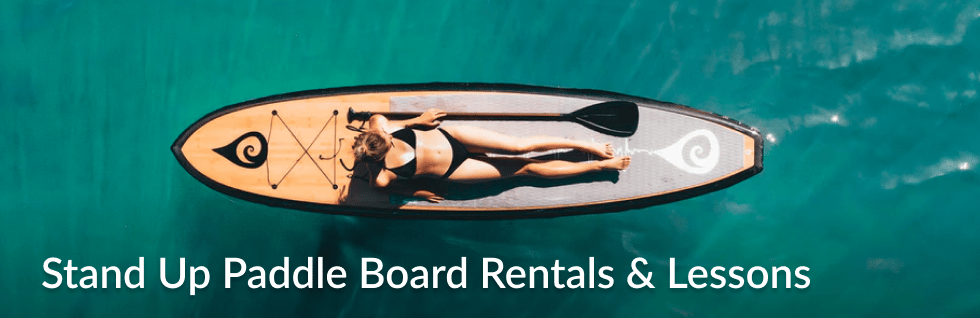 Paddleboard sobre agua turquesa