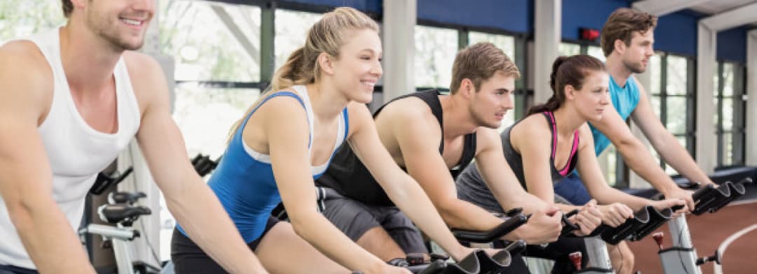 Clase de spinning en el gimnasio