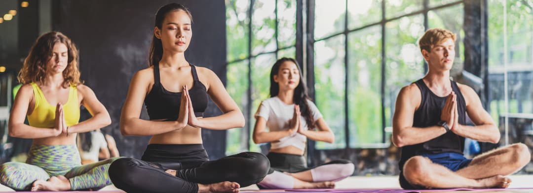Clase de yoga junto a los ventanales