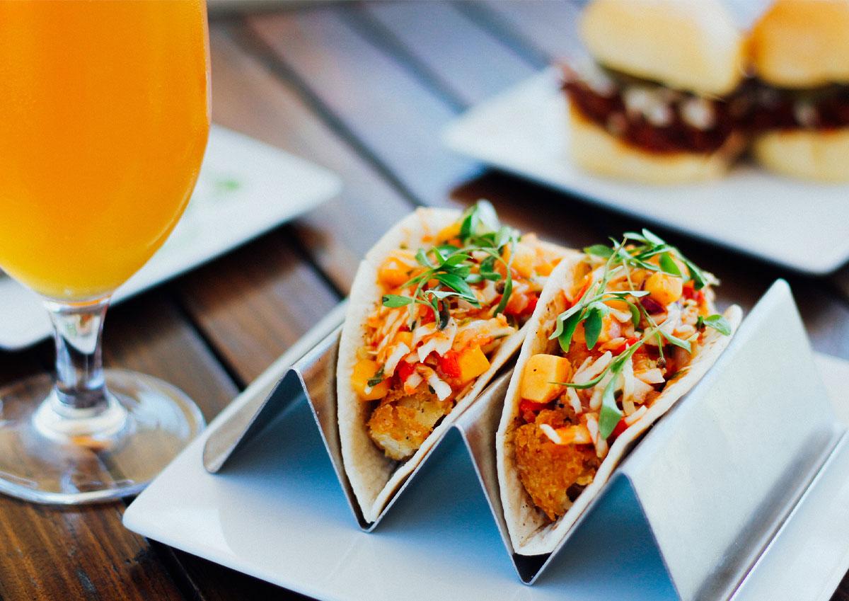 Tacos de pescado en la terraza