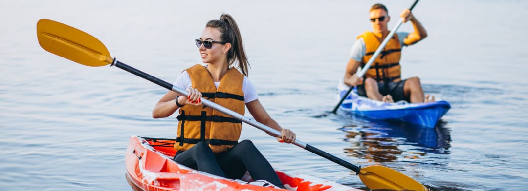 Pareja remando en kayak sobre la bahía
