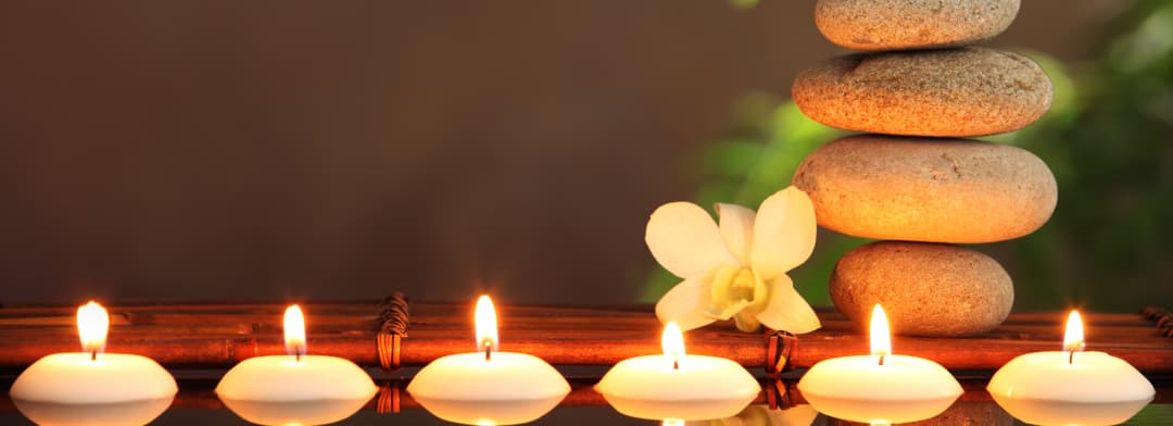 Velas, piedras de spa y una orquídea