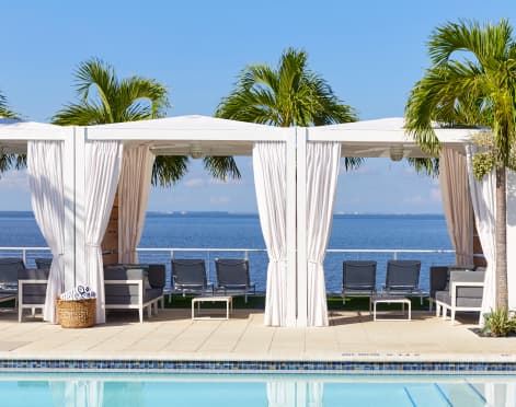 Cabañas con cortinas frente a la bahía