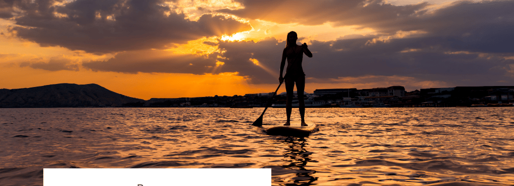 Paddleboard al atardecer sobre la bahía