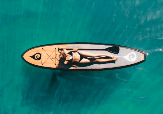 Paddleboard visto desde arriba sobre agua turquesa